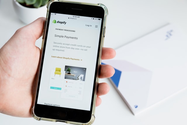 Shopifyとは一体何？メリット・デメリットやプラン内容などを解説！